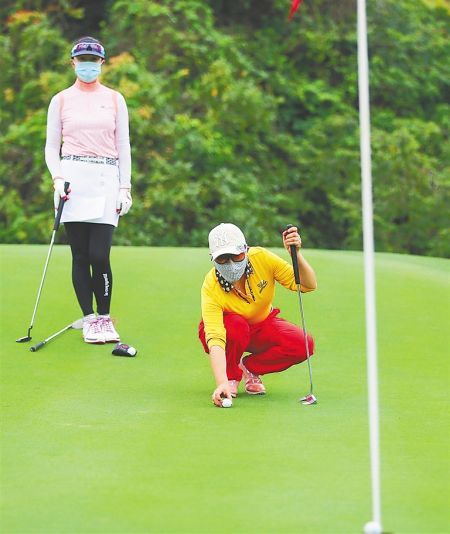 2月20日，游客在海口市观澜湖高尔夫球会打高尔夫球。本报记者 张茂 摄